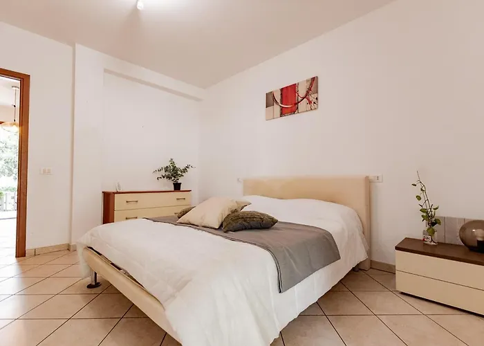 Trilocale Con Giardino A - Cv012